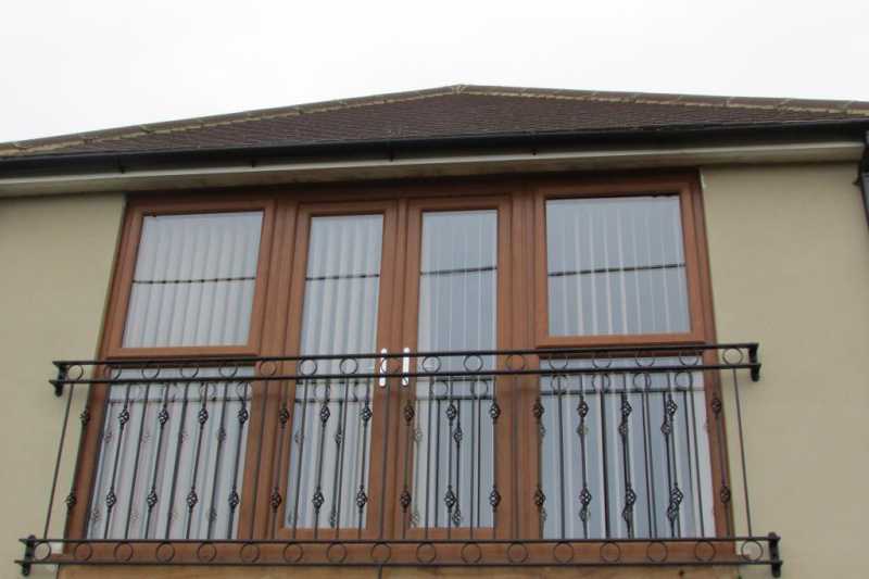 Large ornate Boston Juliet balcony with double-basket detail