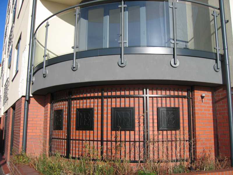 12mm toughened glass in a curved balcony balustrade