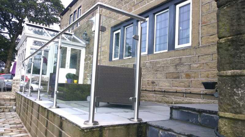 External stainless steel and glass balustrade to a balcony