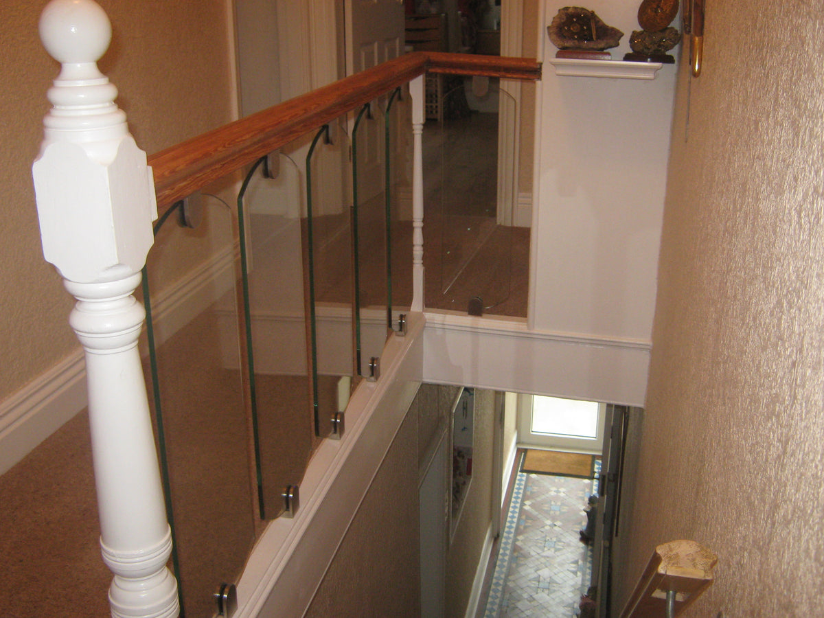 Staircase spindle panels in 10mm clear toughened glass