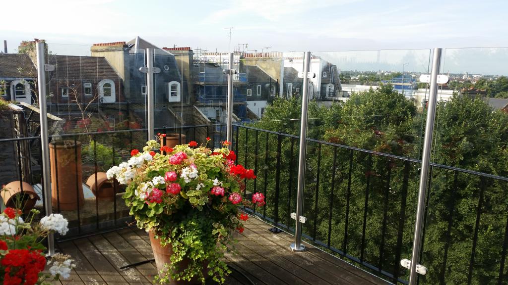 Laminated glass balcony balustrade on stainless posts to a London roof terrace