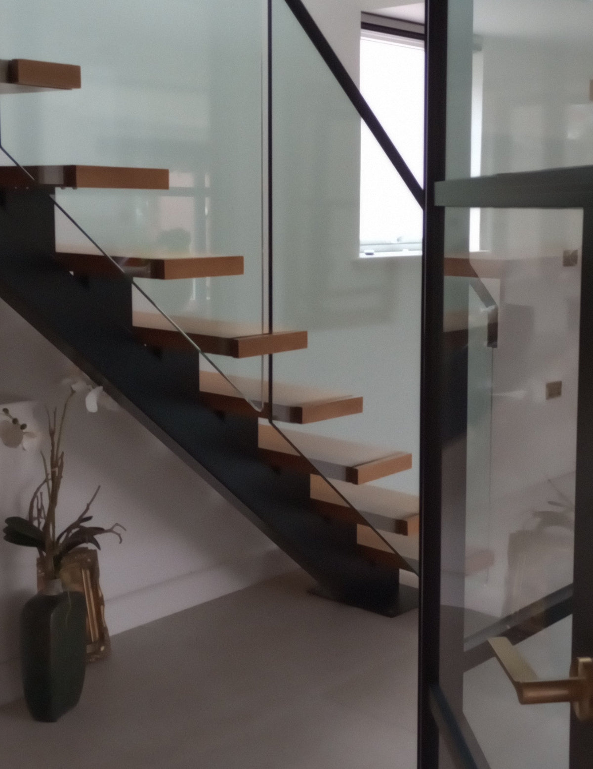 Modern floating oak tread staircase with frameless glass balustrade