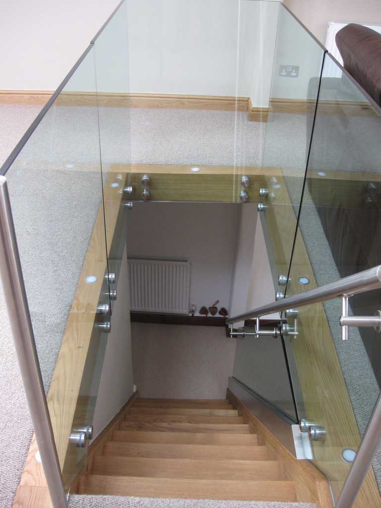 Side view showing the offset between the glass face and the handrail centre