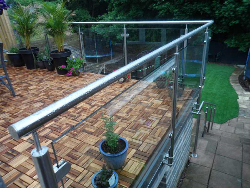 Stainless steel staircase balustrade using adjustable post connectors