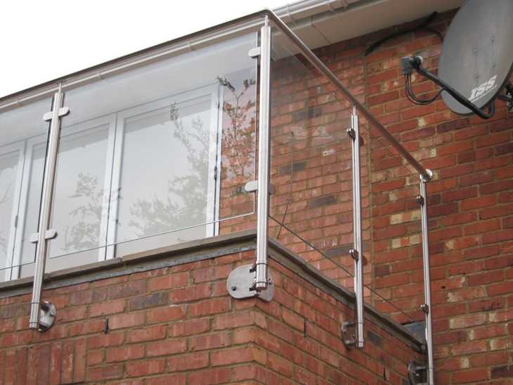Corner of a balustrade showing the bracket turning the run around 270 degrees