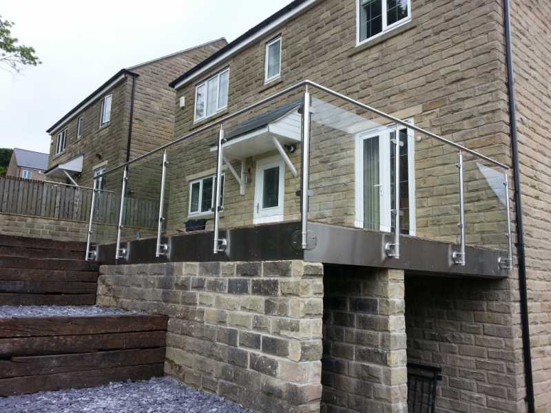 External balcony railing with posts side fixed to the slab edge