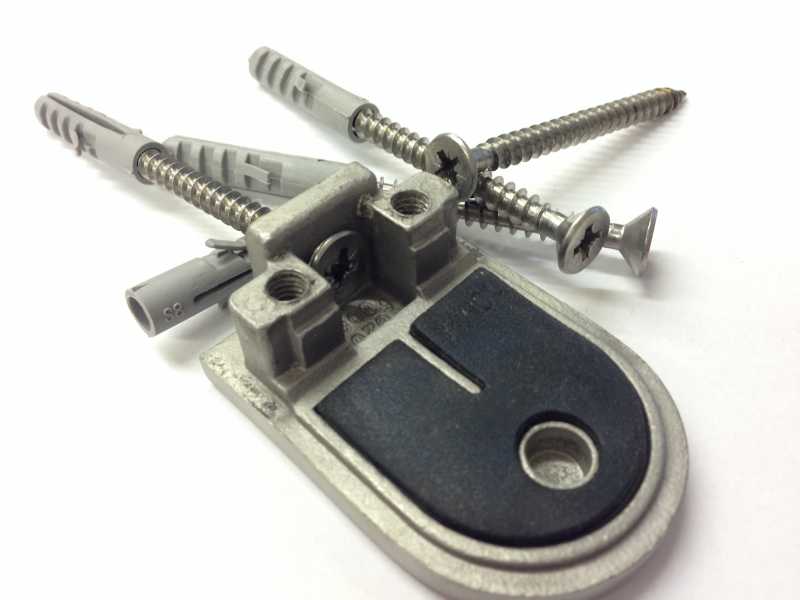 Pack of stainless size 14 screws with wide heads for glass clamp fixing