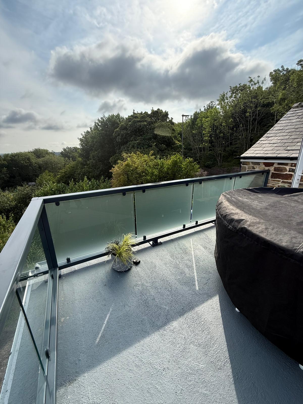 Frosted privacy screen and glass balustrade to a flat roof, Sheffield
