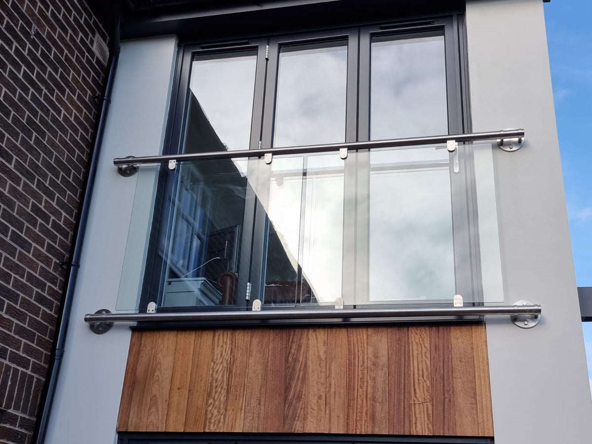 Modern Style glass Juliet balcony with stainless clamps