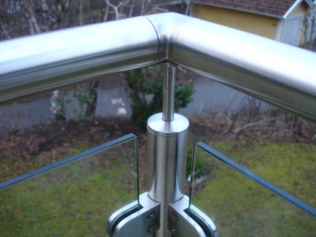 Modular stainless steel balustrade with post top handrail fittings