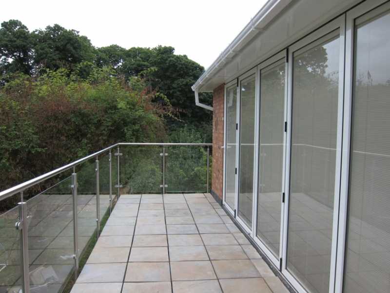 Modular stainless steel balustrade using tube to tube connectors
