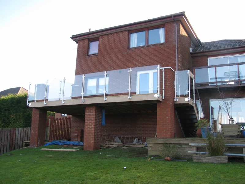 Stainless steel balustrade with side fixed base plates on a balcony edge