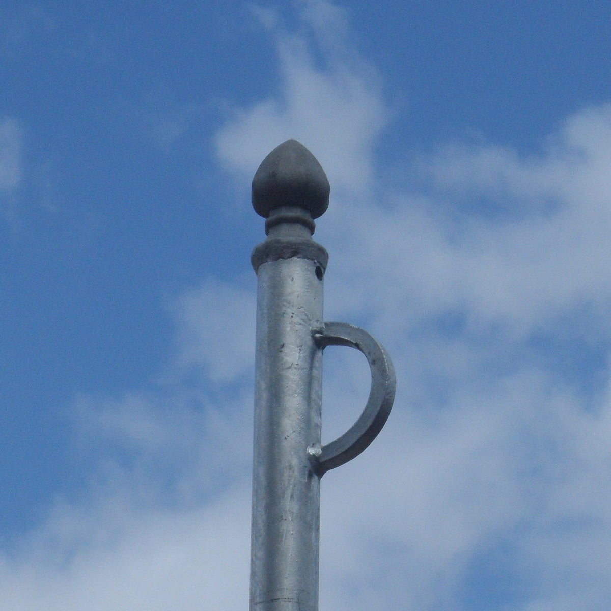 Galvanised loop and cleat washing line pole showing the welded loop below the cap